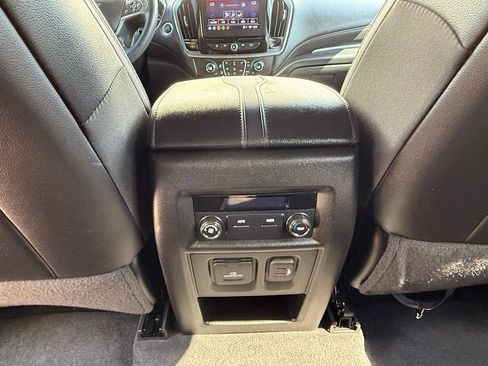 Used 2023 Chevrolet Traverse RS FWD image 31