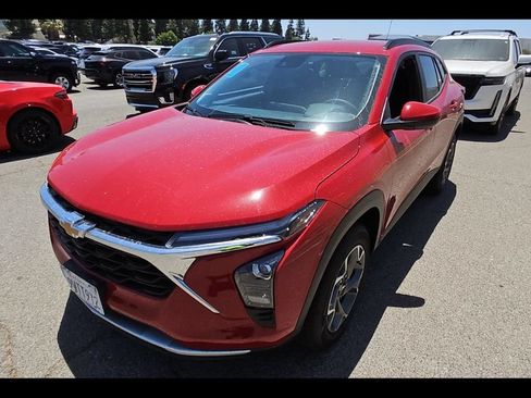 Used 2026 Chevrolet Trax LT w/ Driver Confidence Package FWD image 3