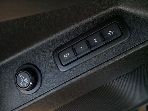 Used 2023 Chevrolet Equinox Premier image 19