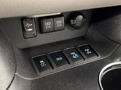 Used 2018 Toyota Highlander XLE image 25