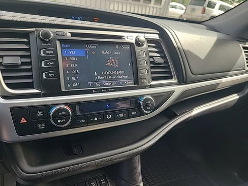 Used 2019 Toyota Highlander SE AWD/4WD image 19