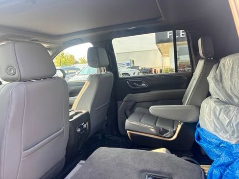 Used 2023 GMC Yukon XL SLT w/ SLT Premium Package AWD/4WD image 9
