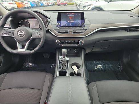Used 2025 Nissan Altima 2.5 SV image 9