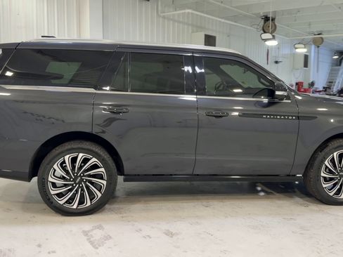 Used 2025 Lincoln Navigator Black Label image 2
