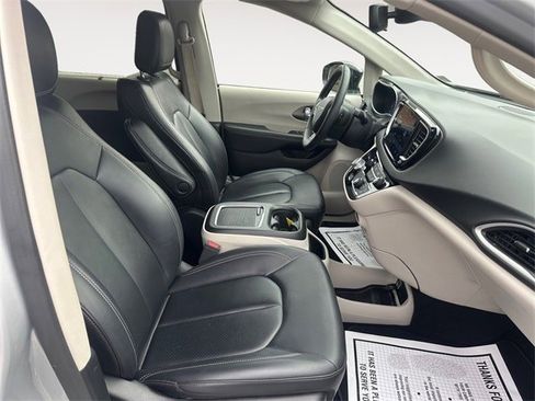 Used 2024 Chrysler Pacifica Touring-L image 15