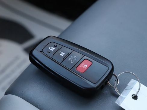 Used 2019 Toyota RAV4 XLE Premium image 36