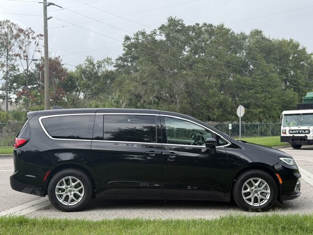 Used 2024 Chrysler Pacifica Touring-L FWD image 6