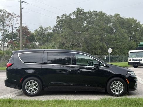 Used 2024 Chrysler Pacifica Touring-L FWD image 6