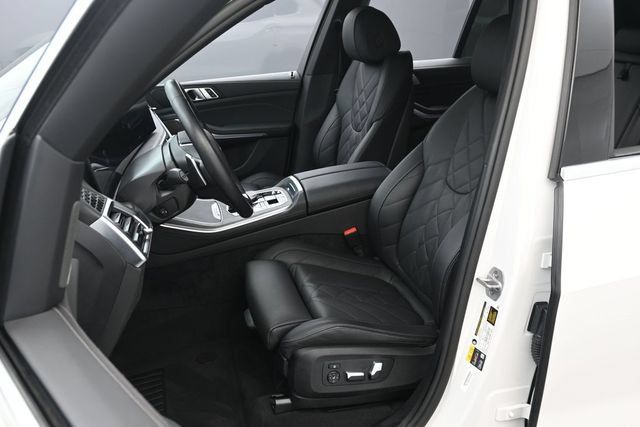 Used 2025 BMW X5 xDrive50e AWD/4WD image 10