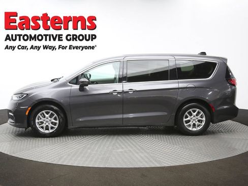 Used 2023 Chrysler Pacifica Touring-L image 62
