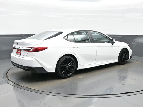 Used 2025 Toyota Camry SE image 6