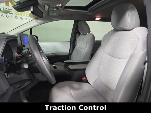 Used 2025 Toyota Sienna LE w/ LE Plus Package FWD image 11