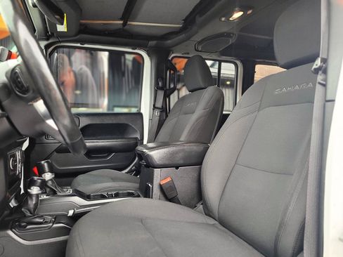 Used 2018 Jeep Wrangler Unlimited Sahara AWD/4WD image 12