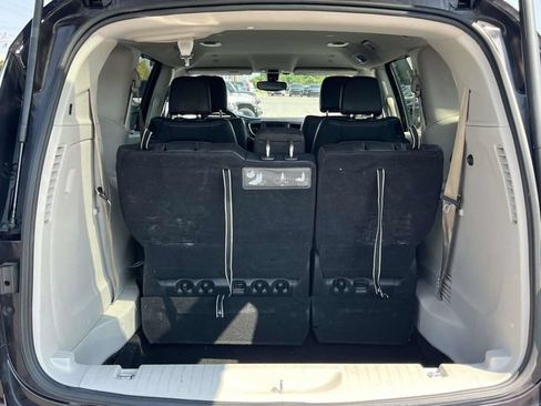 Used 2018 Chrysler Pacifica Touring-L FWD image 20