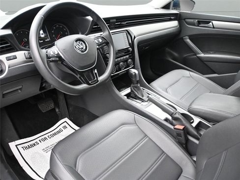 Used 2022 Volkswagen Passat 2.0T SE image 2