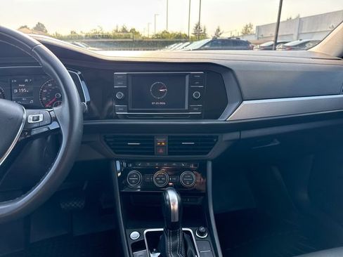 Used 2021 Volkswagen Jetta SE FWD image 19