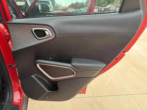 Used 2023 Kia Soul LX w/ LX Technology Package FWD image 11