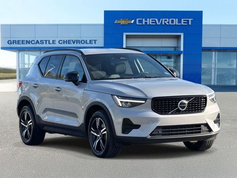 Used 2024 Volvo XC40 B5 Core image 1