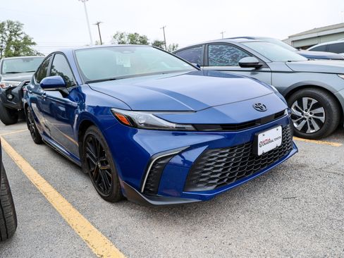 Used 2026 Toyota Camry SE w/ Convenience Package FWD image 4