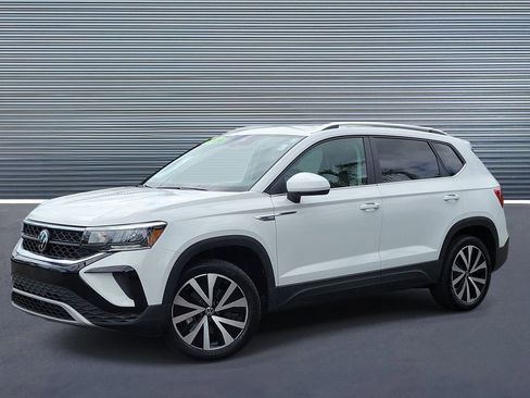 Used 2024 Volkswagen Taos SE image 1