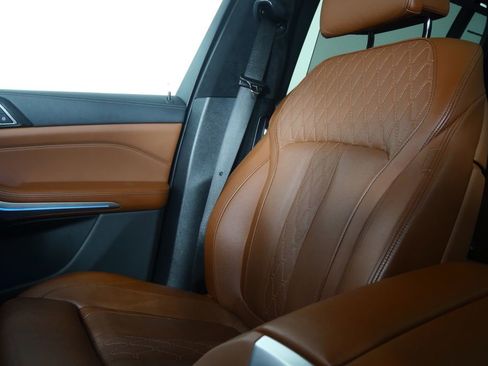 Certified 2024 BMW X7 xDrive40i w/ Executive Package image 28