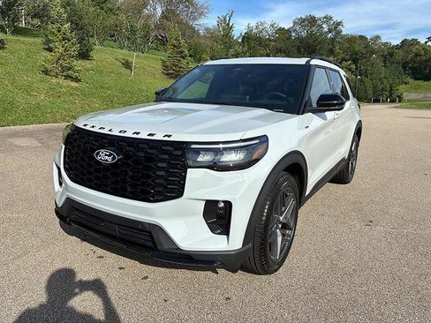 Used 2027 Ford Explorer ST-Line w/ Premium Package AWD/4WD image 8