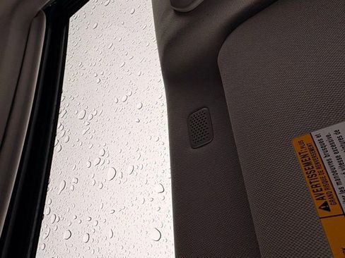 Used 2021 Toyota Highlander XLE image 2