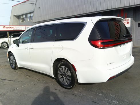 Used 2024 Chrysler Pacifica Select image 4