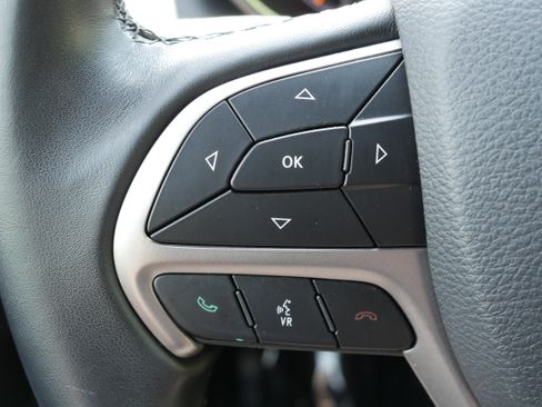 Used 2019 Jeep Grand Cherokee Laredo AWD/4WD image 21
