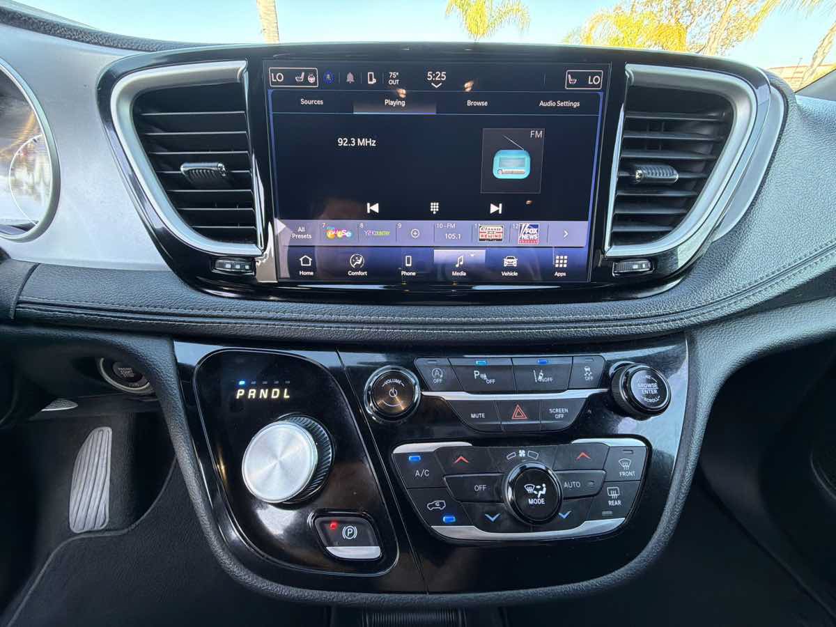 Used 2024 Chrysler Pacifica Touring FWD image 24