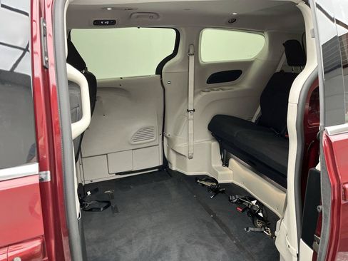 Used 2018 Chrysler Pacifica Touring Plus FWD image 10