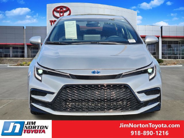 Used 2025 Toyota Corolla SE w/ SE Premium Package FWD image 2