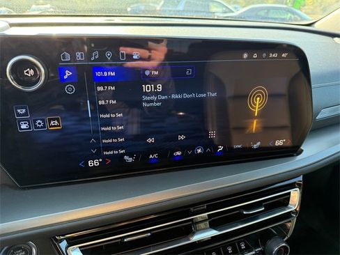 Used 2025 Chevrolet Traverse LT image 12