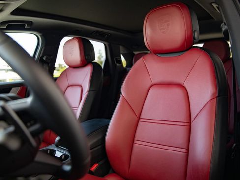 Certified 2026 Porsche Cayenne AWD/4WD image 5