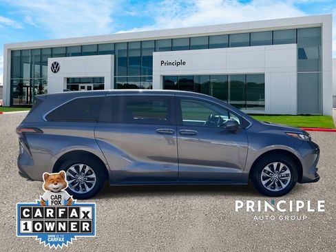 Used 2024 Toyota Sienna LE image 5