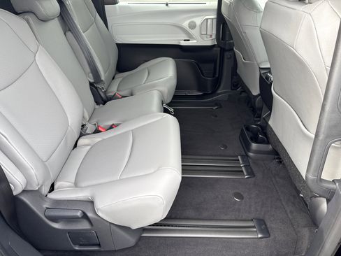 Used 2026 Toyota Sienna XLE FWD image 17