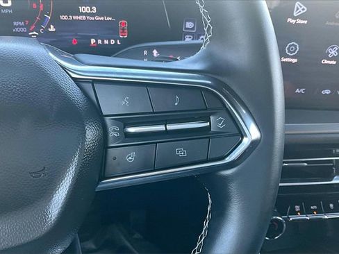 Used 2025 Chevrolet Traverse LT image 19