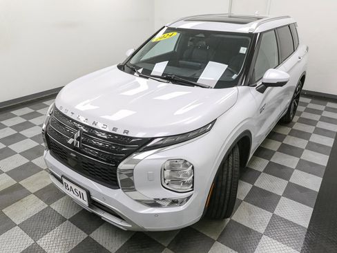 Used 2024 Mitsubishi Outlander 4WD Plug-In Hybrid image 6