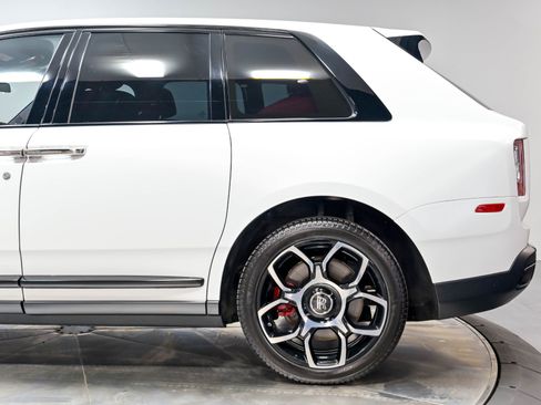 Used 2021 Rolls-Royce Cullinan Black Badge AWD/4WD image 53