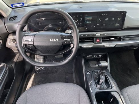 Used 2025 Kia K4 EX image 10