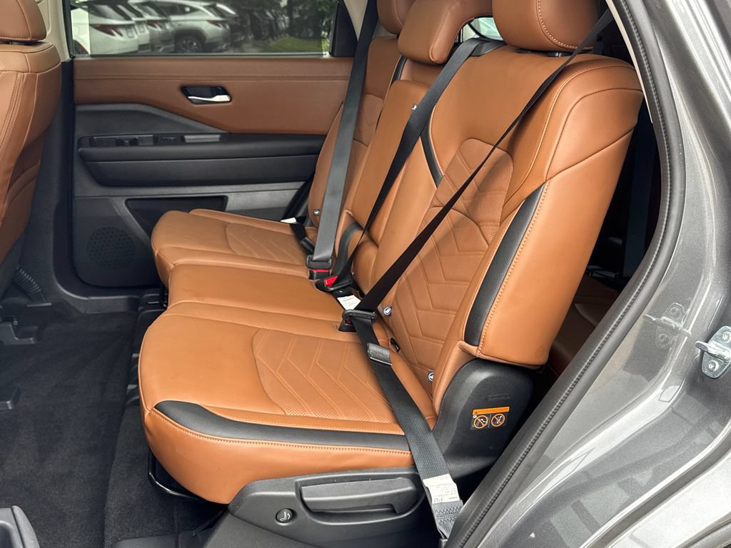Used 2025 Nissan Pathfinder Platinum w/ Cargo Package AWD/4WD image 13