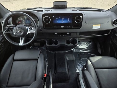 Used 2025 Mercedes-Benz Sprinter 2500 image 15