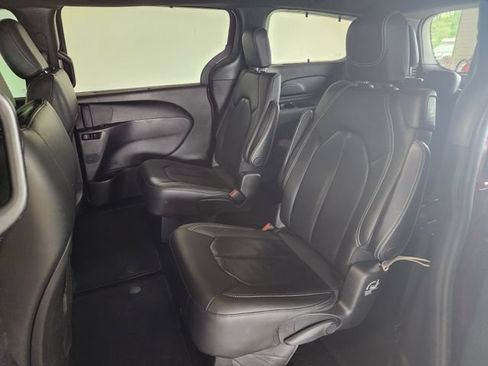 Used 2019 Chrysler Pacifica Touring-L w/ S Appearance Package FWD image 14