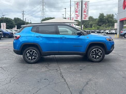 Used 2025 Jeep Compass Trailhawk AWD/4WD image 5