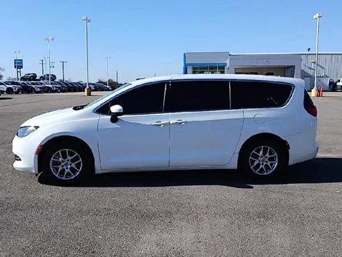 Used 2022 Chrysler Voyager LX image 5