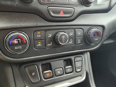 Used 2020 GMC Terrain SLT w/ Preferred Package FWD image 17