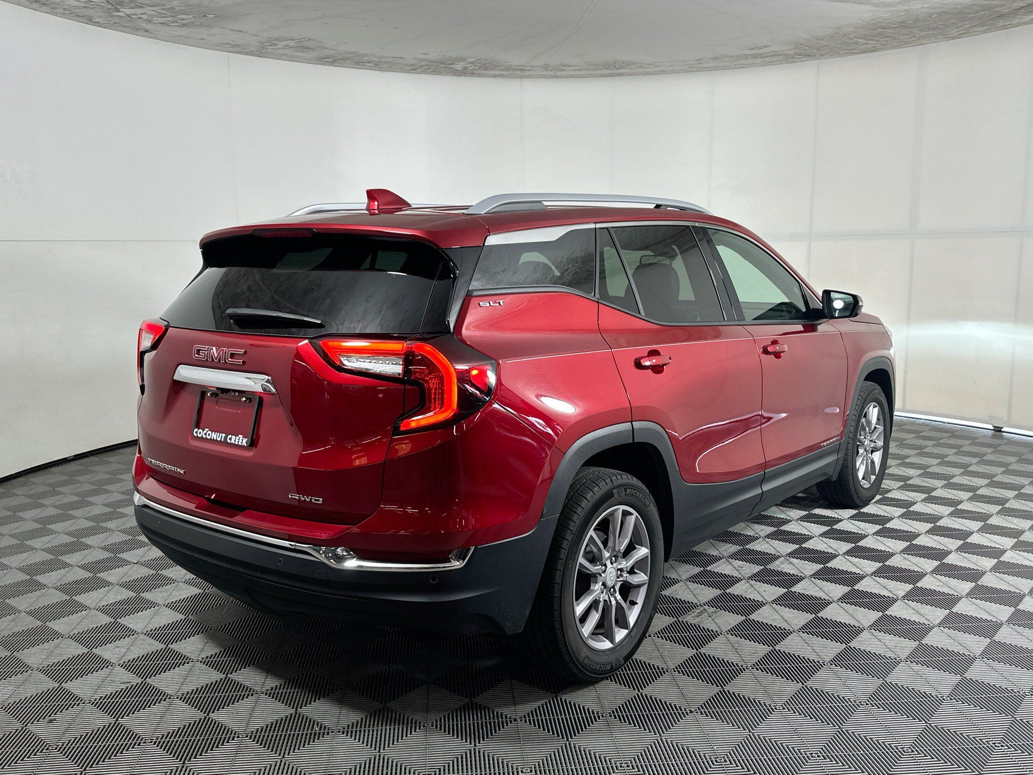 Used 2024 GMC Terrain SLT AWD/4WD image 3