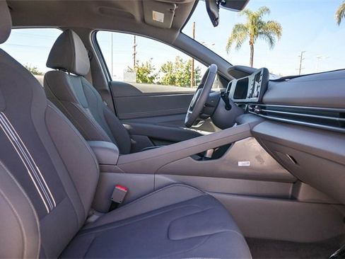 Certified 2025 Hyundai Elantra Sport image 18
