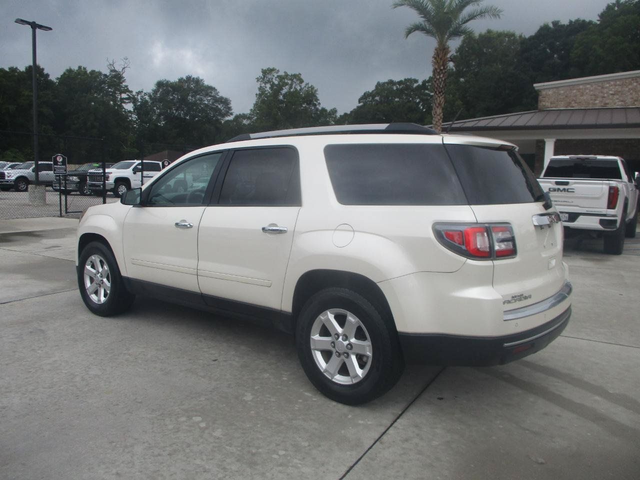 Used 2015 GMC Acadia SLE FWD image 3