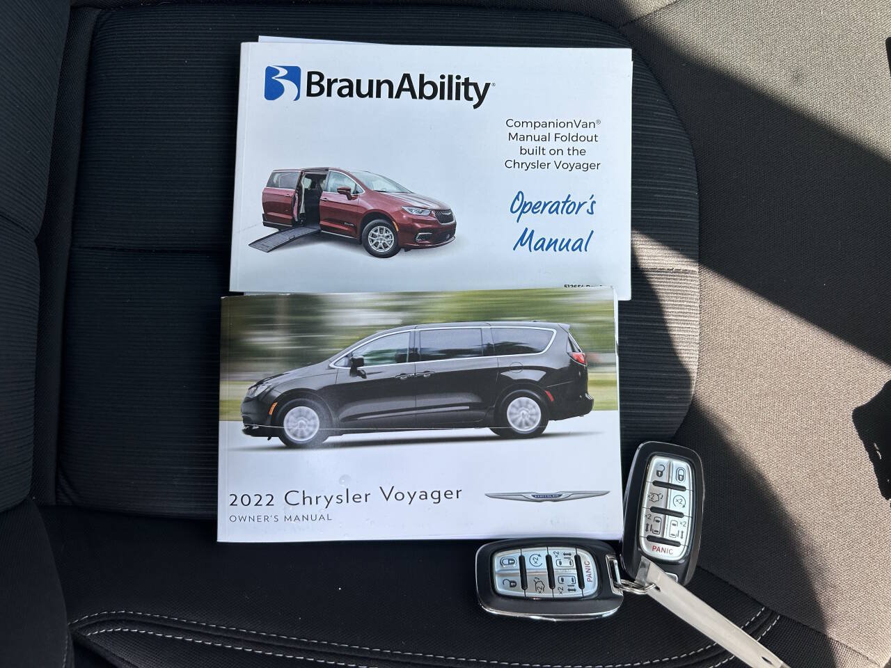 Used 2022 Chrysler Voyager LX FWD image 33